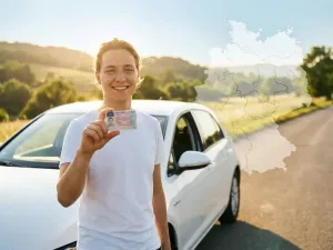 Lächelnde junge Person hält deutschen Führerschein neben modernem Auto auf sonniger Straße in Deutschland.